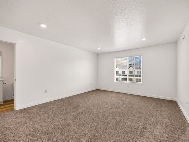 Building Photo - 1721 Albion Dr