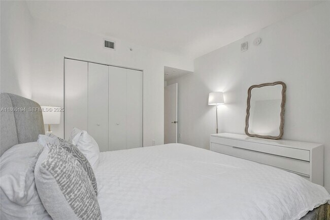 Building Photo - 121 NE 34th St