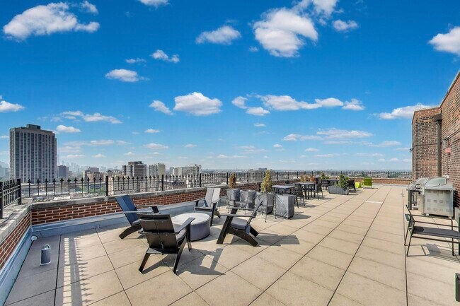 Building Photo - 431 W Oakdale Ave