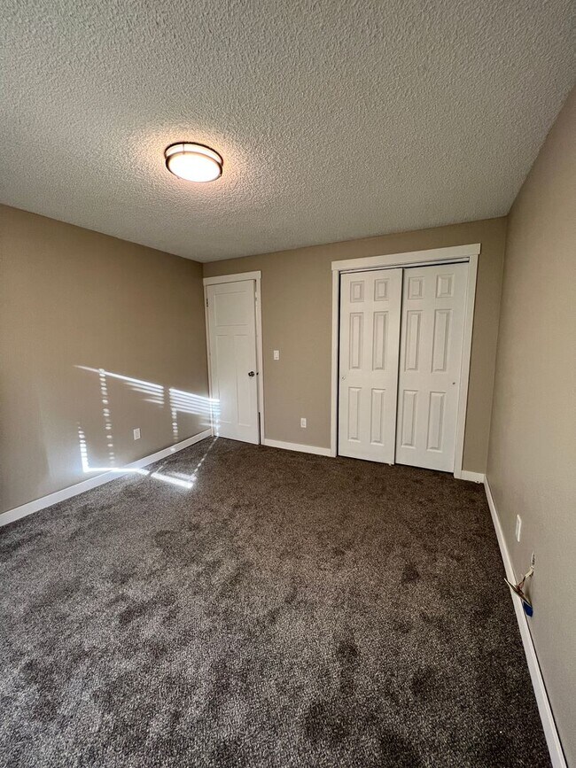 Building Photo - Cozy home next to Sage Point Elementary!