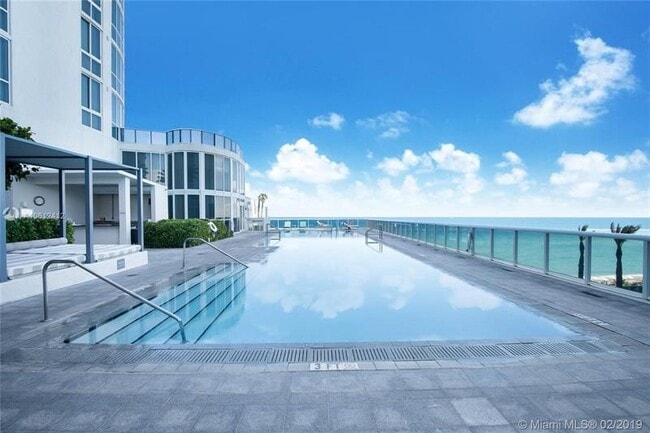 Building Photo - 15901 Collins Ave