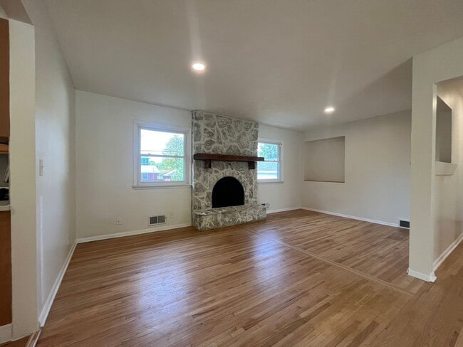 Building Photo - Updated 3 BR/2 BA home in a great Eagan ne...