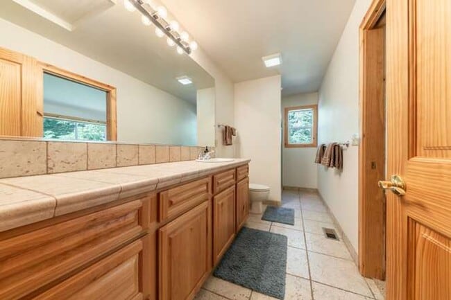 Building Photo - 11400 Thelin Dr