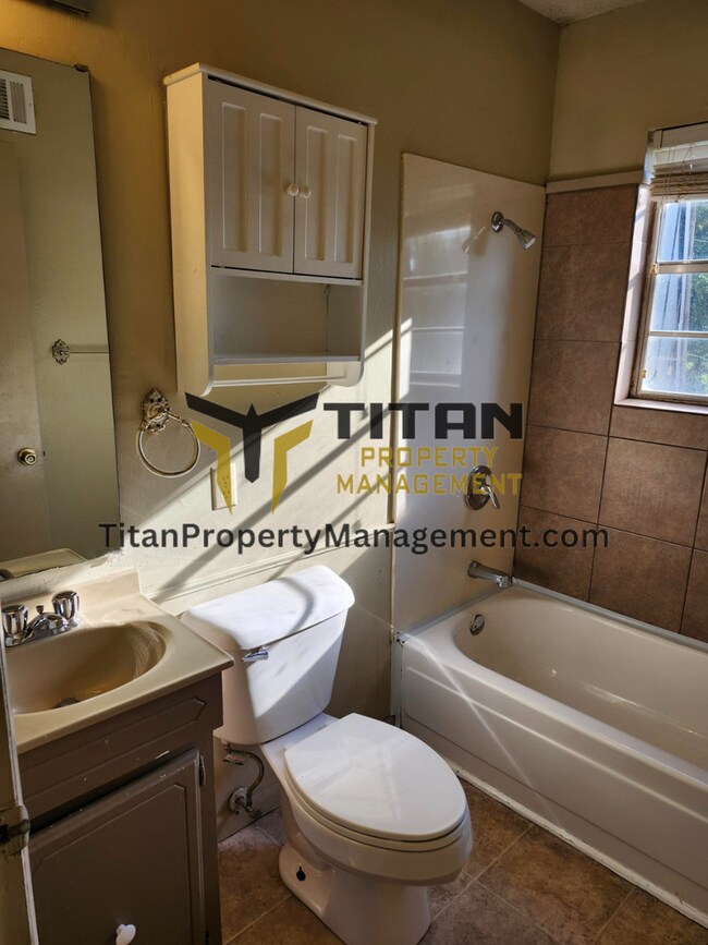 Building Photo - 2 bed/1 bath Townhouse