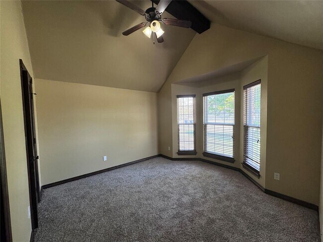 Building Photo - 12621 Lexington Dr