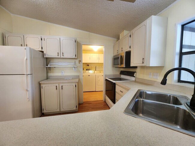 Building Photo - 2br - 2 Bed 2 Bath with Bonus space and 11x20 shed