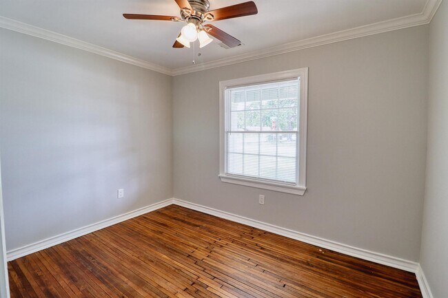 Building Photo - 7557 Meadowview Dr