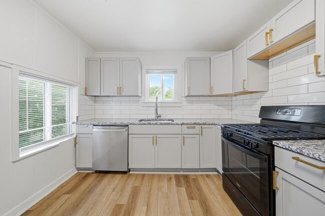 Building Photo - 424 S Quebec Ave