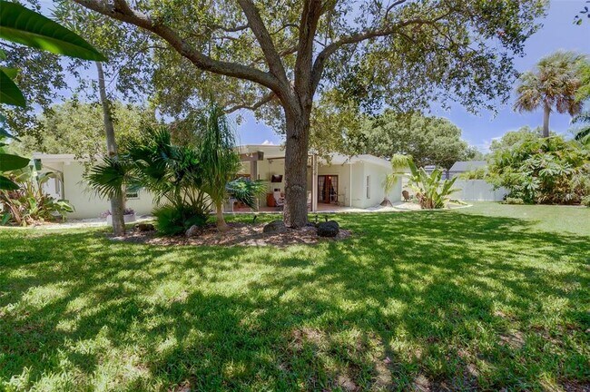 Building Photo - 215 Garden Cir