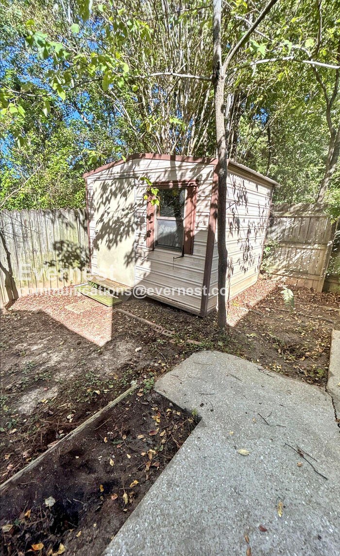 Building Photo - 1532 Lake Park Dr