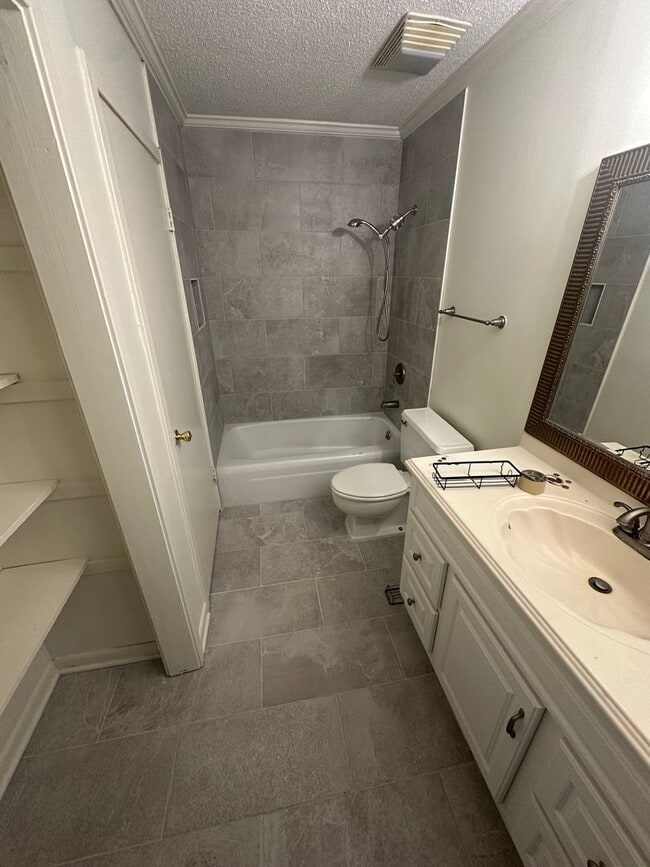 Building Photo - 2BD/1.5BA Townhouse located in East Memphis!