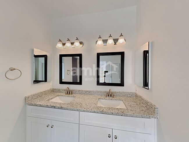 Building Photo - 5383 W Elgin St