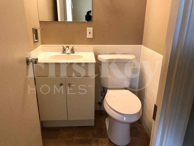 Building Photo - 1983 Greenheath Dr