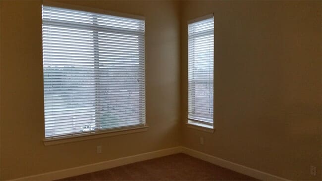 Building Photo - 305 Inverness Way S
