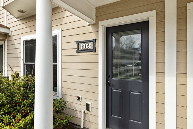 Building Photo - Newly Renovated Townhome