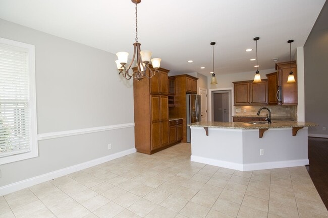 Building Photo - Woodlake Home