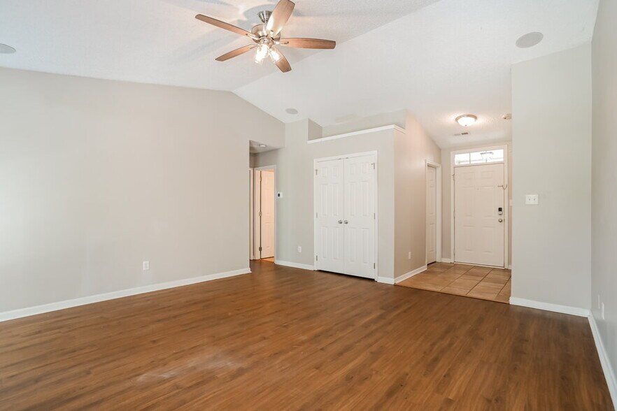 Building Photo - 9928 Peppermint Ln