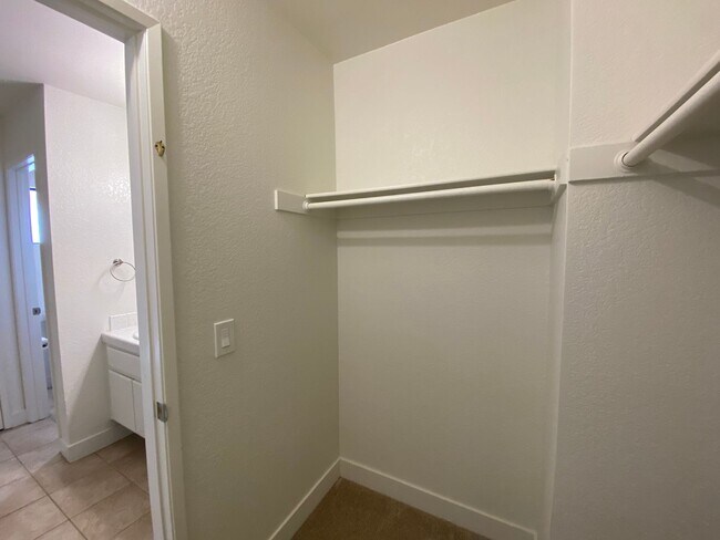 Building Photo - Stunning Townhome in Tanglewood Community