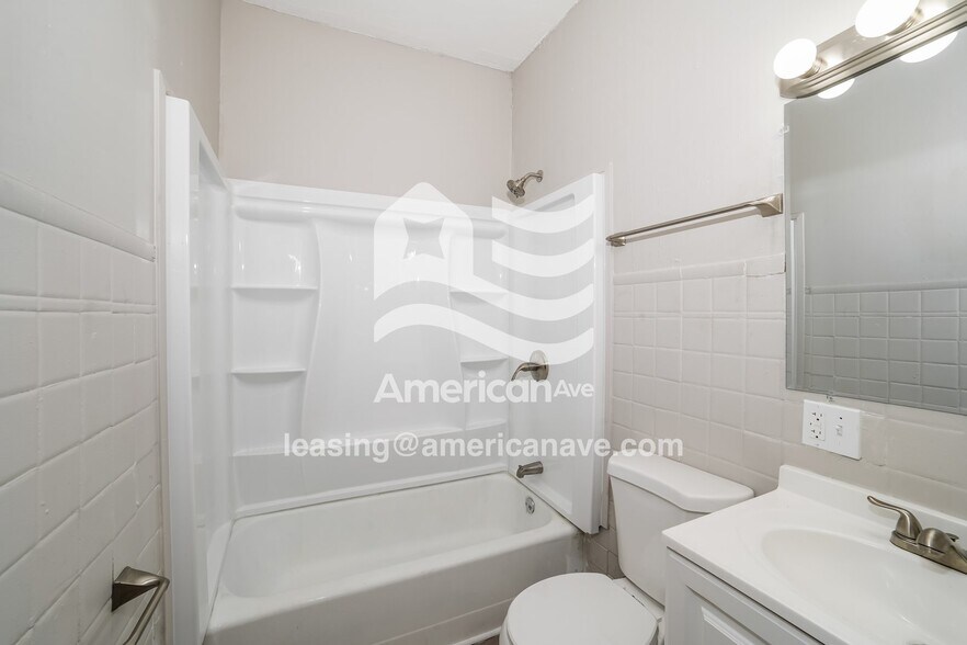 Building Photo - 419 E Maywood Ave