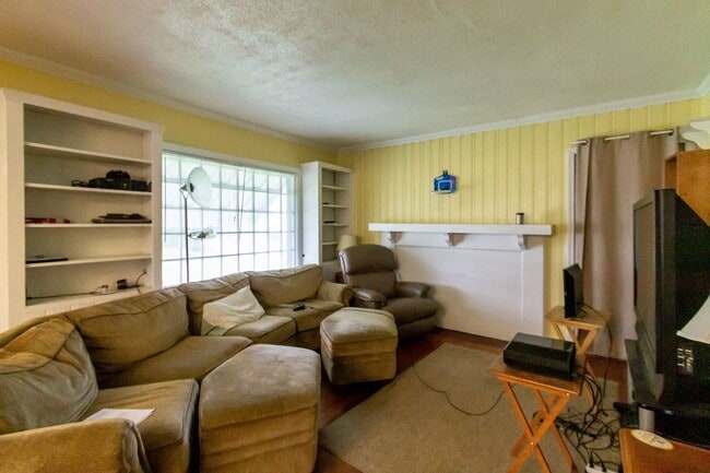 Building Photo - Updated Kitchen