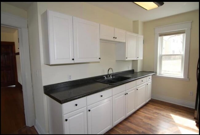 Building Photo - 389 Fairview Ave N Unit 1