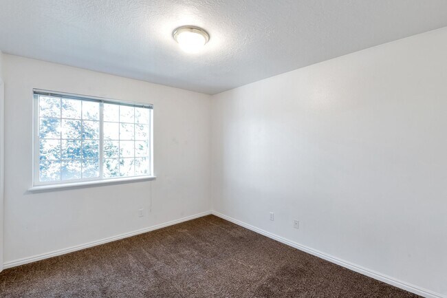 Building Photo - 3 Bedroom Top Floor Orem Condo w Awesome Amenities!