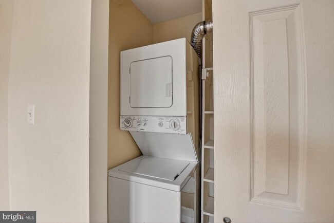 Building Photo - 1648 Park Rd NW