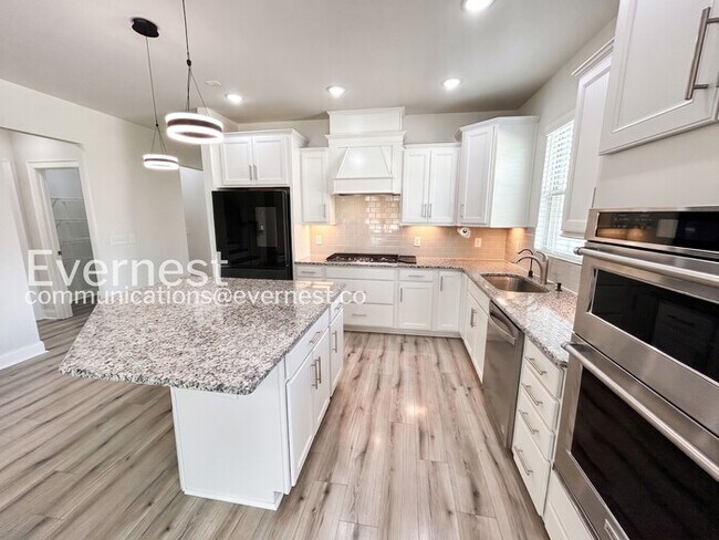 Building Photo - Spacious 4Beds 3.5Bath Single Family Rental with Modern Amenities / Available Now!