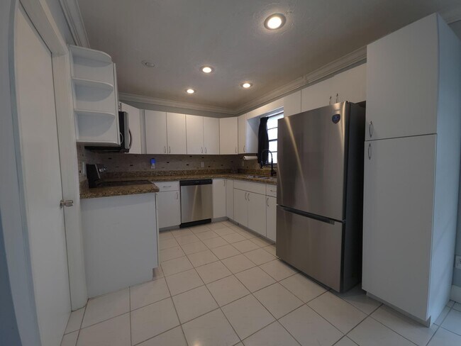 Building Photo - 1204 Sunset Rd