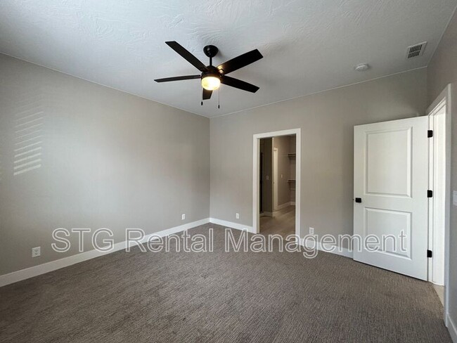 Building Photo - 840 Twin Lakes Dr