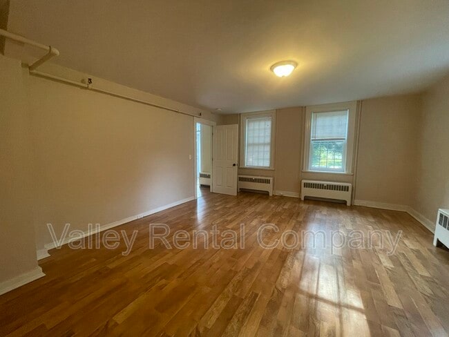 Building Photo - 132 Middle St