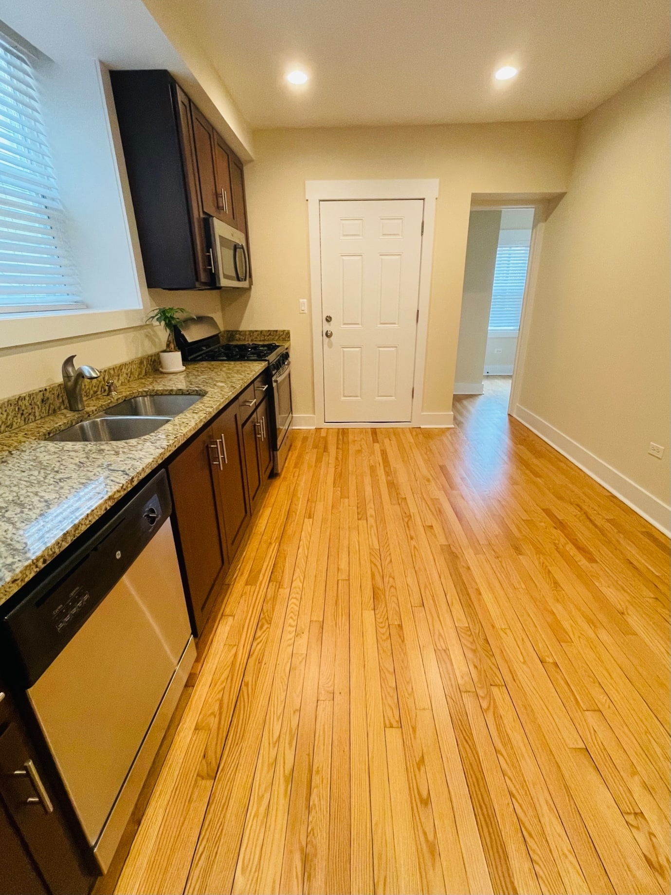 Kitchen - 7408 N Hoyne Ave