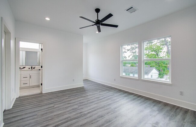 Building Photo - 8146 Cabot St