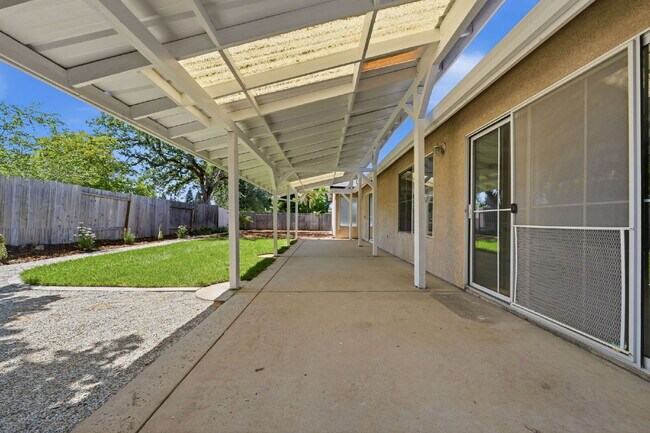 Building Photo - Executive Rental in Gold Hills