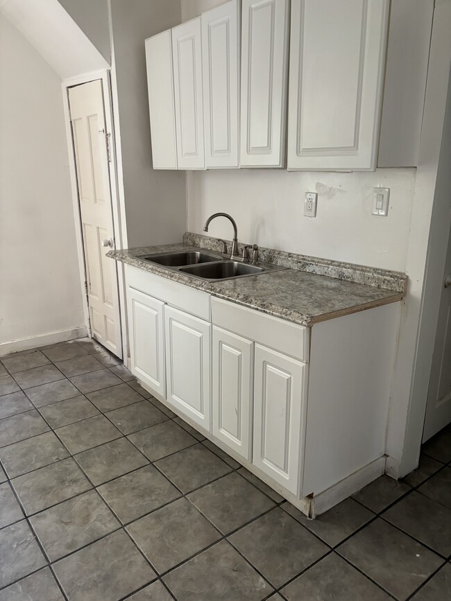 Kitchen counter - 1232 Cherry St