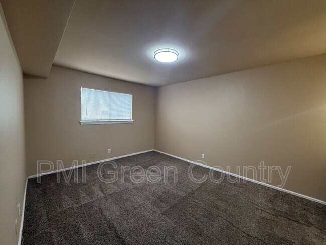 Building Photo - 4334 E 67th St