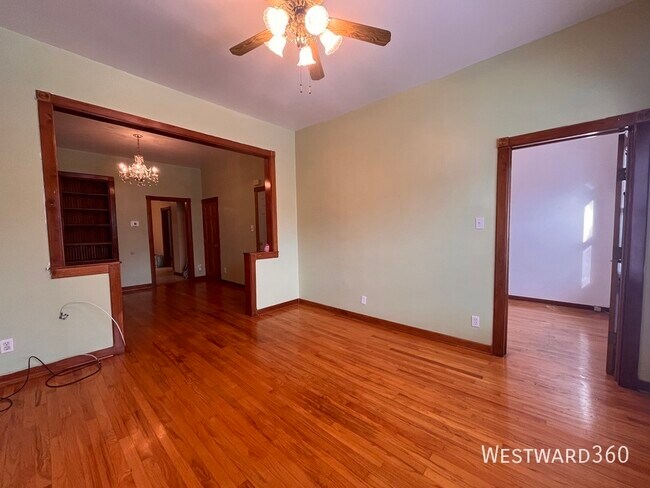 Building Photo - 3110 N Kenmore Ave