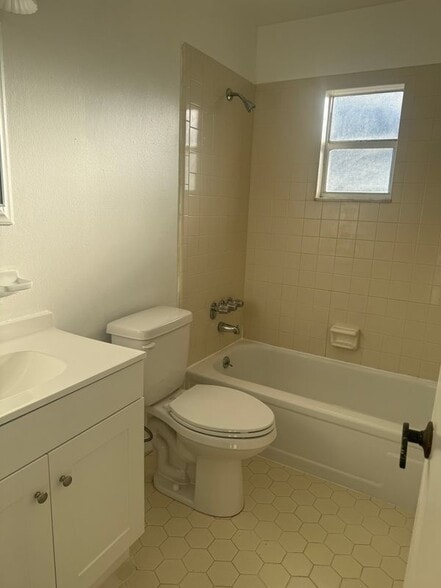 Building Photo - 1442 E 1st Ave