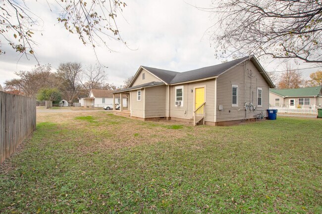 Building Photo - 3701-3703 Fairview St SW