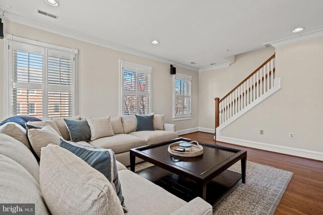 Building Photo - 128 Queen St