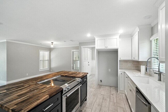 Building Photo - 4057 Stratford St