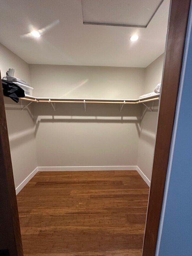 Building Photo - 402 S Clementine St