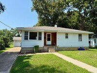 Building Photo - 208 S Oak St
