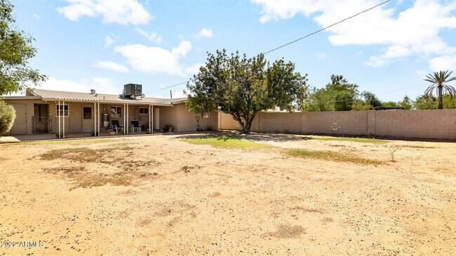 Building Photo - 1938 W Weldon Ave