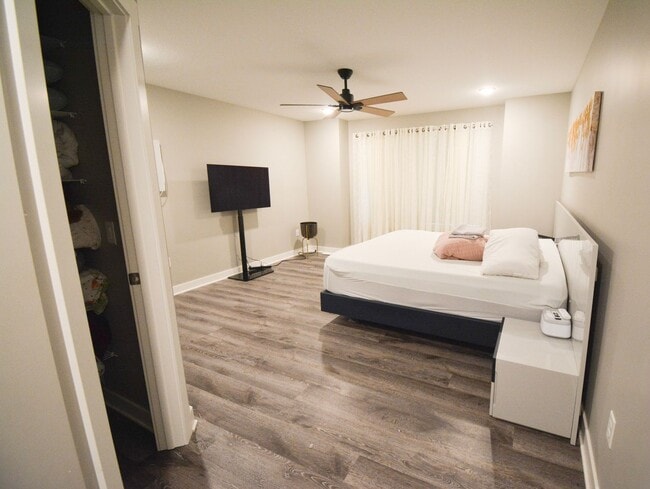 Building Photo - 5 Bed | 3 Bath | Luxury Living at Its Finest