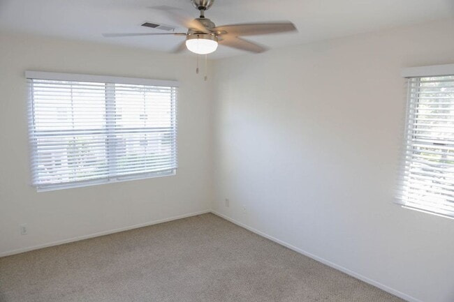 Building Photo - 3 bdrm 2 bath Townhome