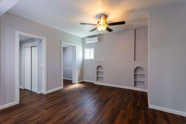 Building Photo - Central 2 Bedroom 2 Bath