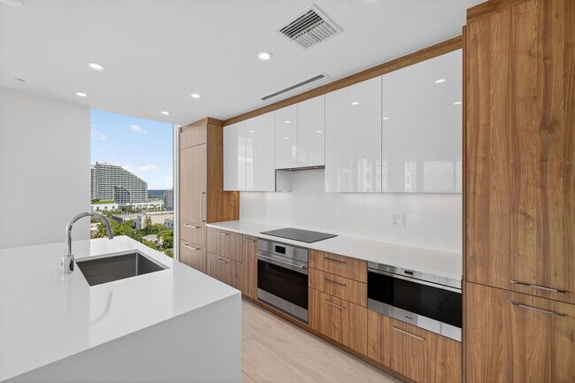 Building Photo - 153 N Seabreeze Blvd