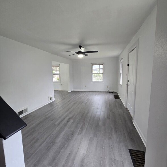 Building Photo - 21676 N Essex Dr