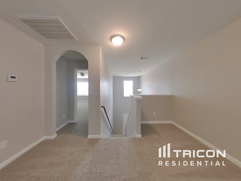 Building Photo - 10930 Hillside Creek Dr